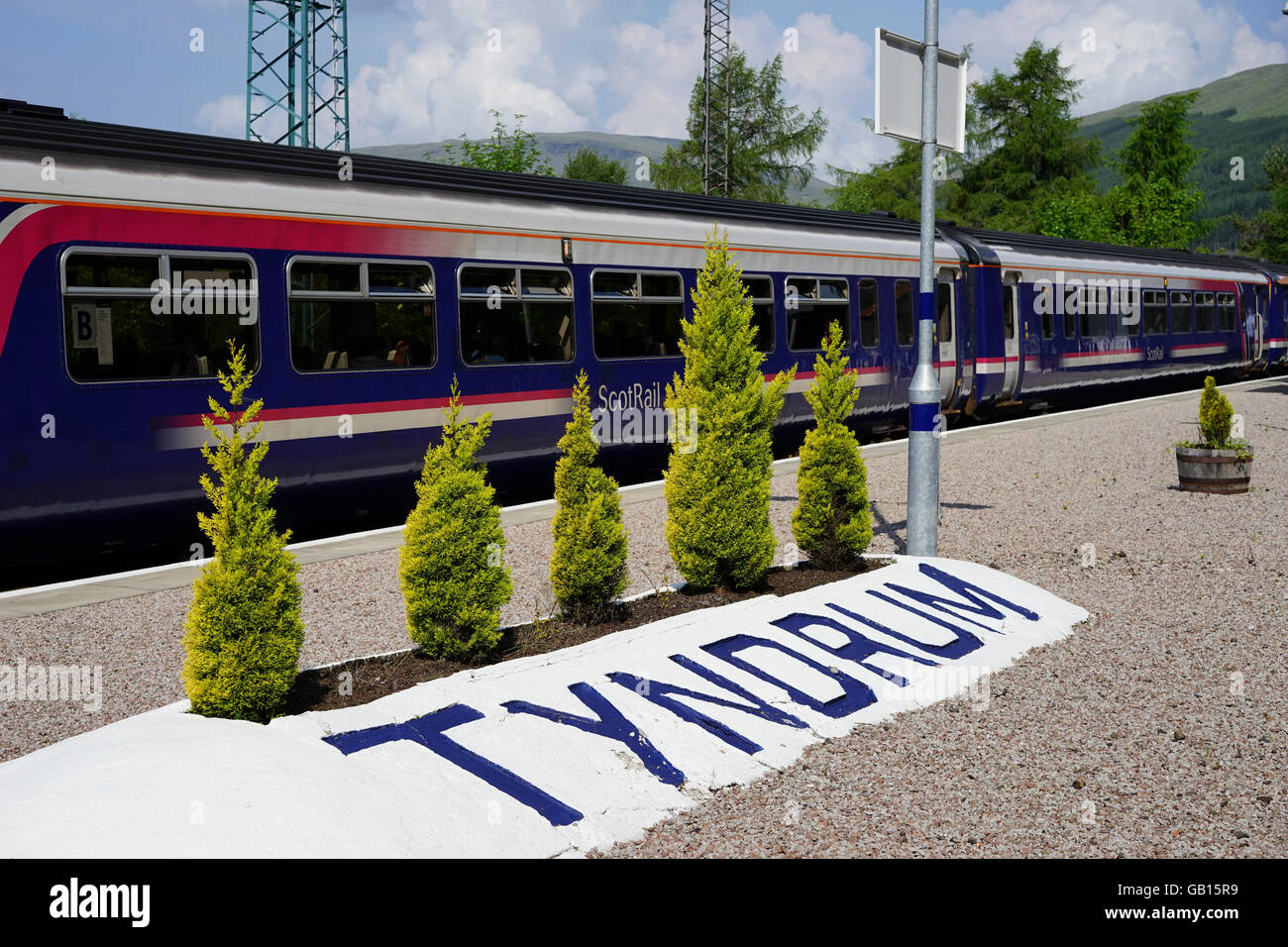 Scotrail commuter train s'arrêtant à la gare ferroviaire de Tyndrum Tyndrum,,Crianlarich, Stirlingshire, Scotland, UK. Banque D'Images