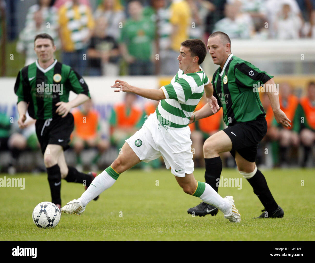 Mark Millar, du Celtic Glasgow, remporte le bal malgré les intentions de Sean Armstrong, du Celtic Donegal, lors d'un match amical au terrain du Celtic Donegal à Belfast Ouest, en Irlande du Nord, mercredi Banque D'Images