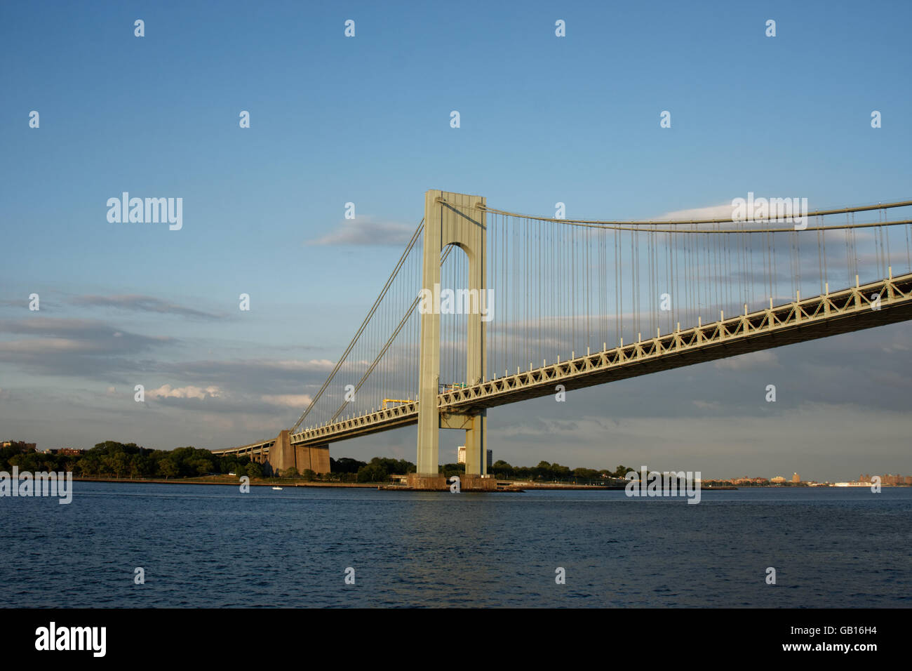 Le Verrazano Narrows Bridge relie Staten Island et Brooklyn. Il divise le port de New York's Upper Bay de sa baie inférieure. Banque D'Images