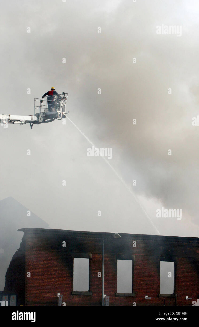 Incendie à Bolton.Les pompiers s'humidifié à la suite d'un incendie dans un immeuble de bureaux du centre-ville de Bolton. Banque D'Images