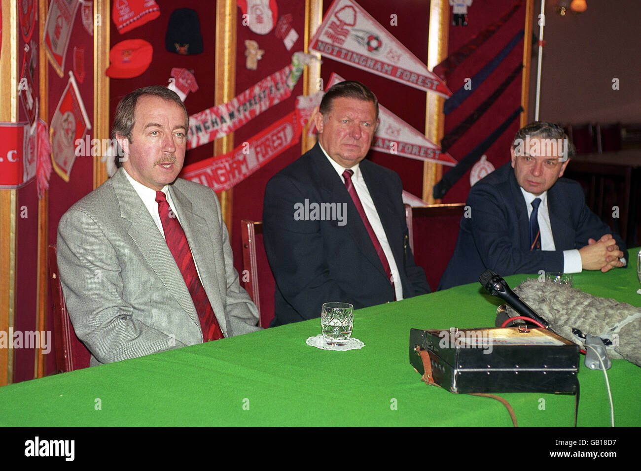 FRANK CLARK NOUVEAU DIRECTEUR DE LA FORÊT DE NOTTINGHAM AVEC LE PRÉSIDENT FRED REACHER ET IRVIN KORN Banque D'Images