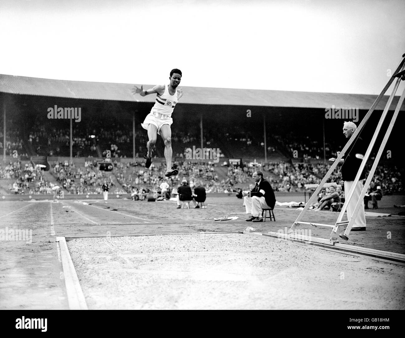 Jeux Olympiques de Londres 1948 - Athlétisme - long Jump - Wembley.Le prince Adegboyega Folaranmi Adedoyin concurrence la Grande-Bretagne dans le long Jump. Banque D'Images