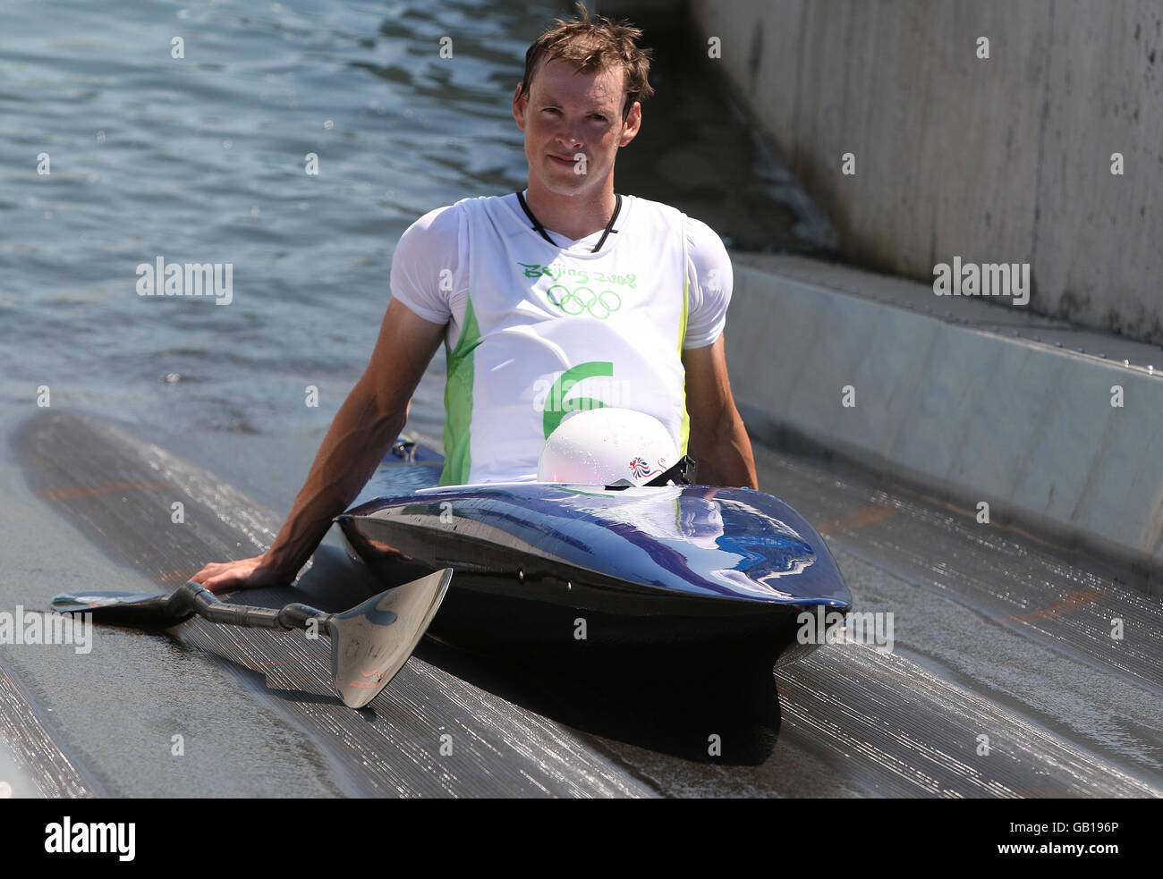 Campbell Walsh, en Grande-Bretagne, est assis sur le système de convoyeur qui emmène les athlètes au sommet du cours de slalom lors d'une séance d'entraînement au parc olympique de canoë Shunyi, à Beijing. Banque D'Images