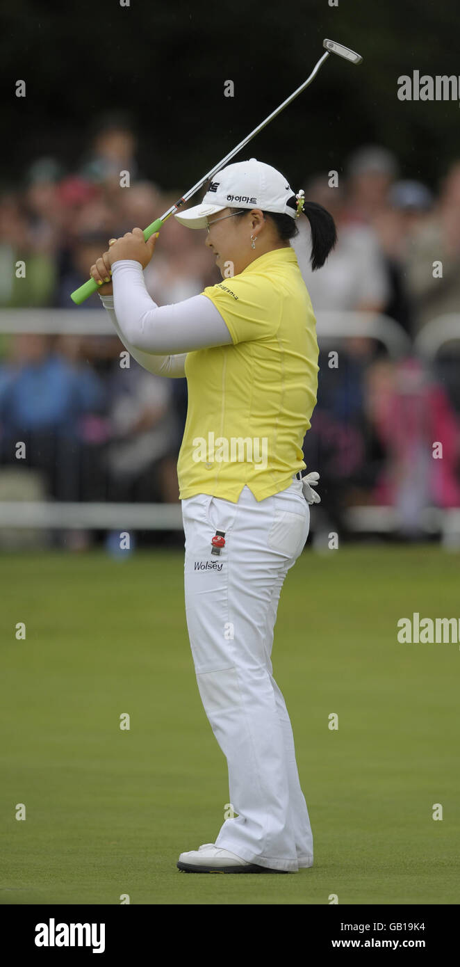 JI-Yai Shin fête le putt gagnant lors de la quatrième manche de l'Open britannique féminin Ricoh au Sunningdale Golf Club, Berkshire. Banque D'Images