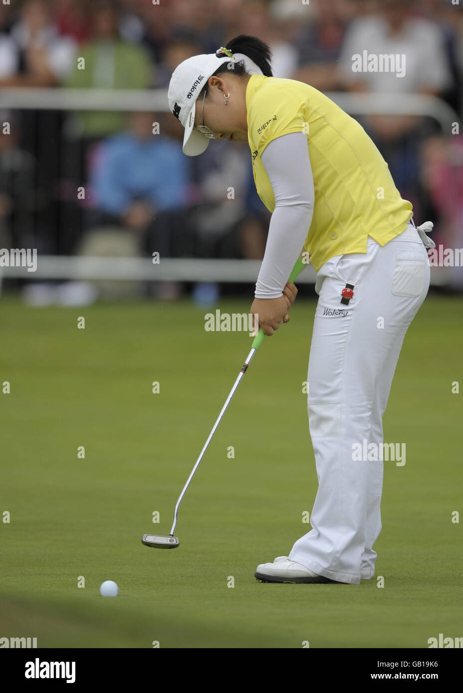 Korea's Ji-Yai Shin roule dans le putt gagnant sur le 18e vert lors de la quatrième ronde de l'Open britannique féminin Ricoh au Sunningdale Golf Club, Berkshire. Banque D'Images