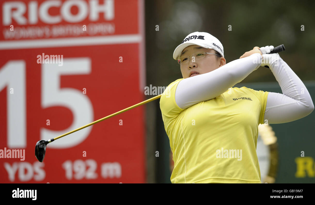 Korea's Ji-Yai Shin part du 15e tour lors de la quatrième ronde de l'Open britannique féminin Ricoh au Sunningdale Golf Club, Berkshire. Banque D'Images