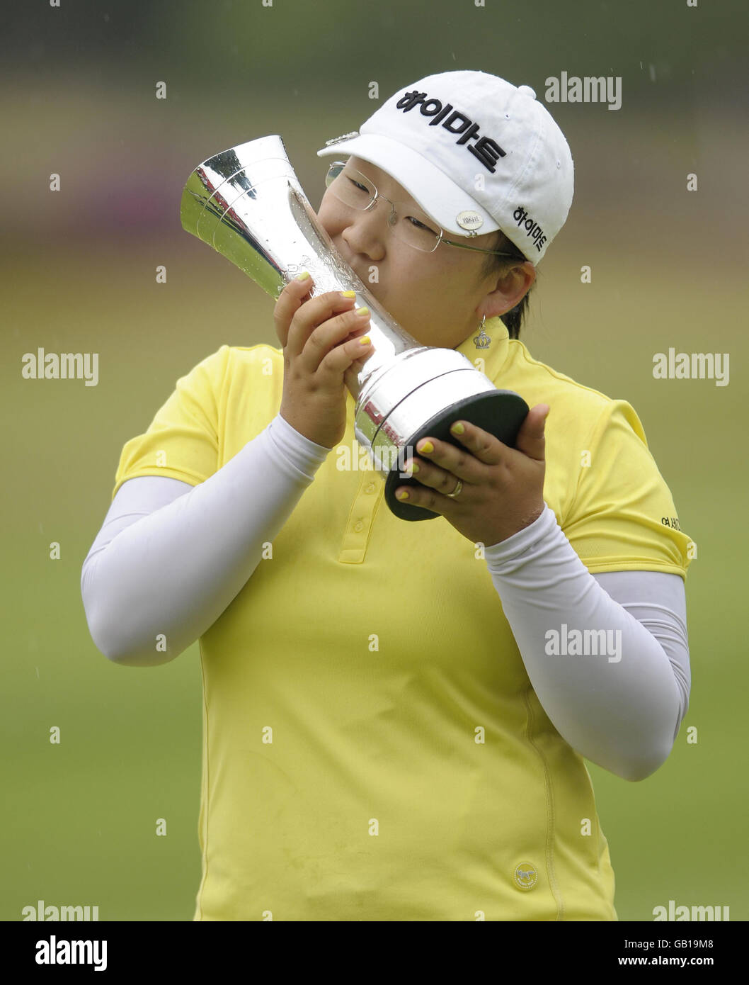 Golf - Ricoh Women's British Open - quatrième jour - Sunningdale Golf Club.Le Korea Ji-Yai Shin embrasse le trophée après avoir remporté l'Open britannique féminin de Ricoh au Sunningdale Golf Club, Berkshire. Banque D'Images