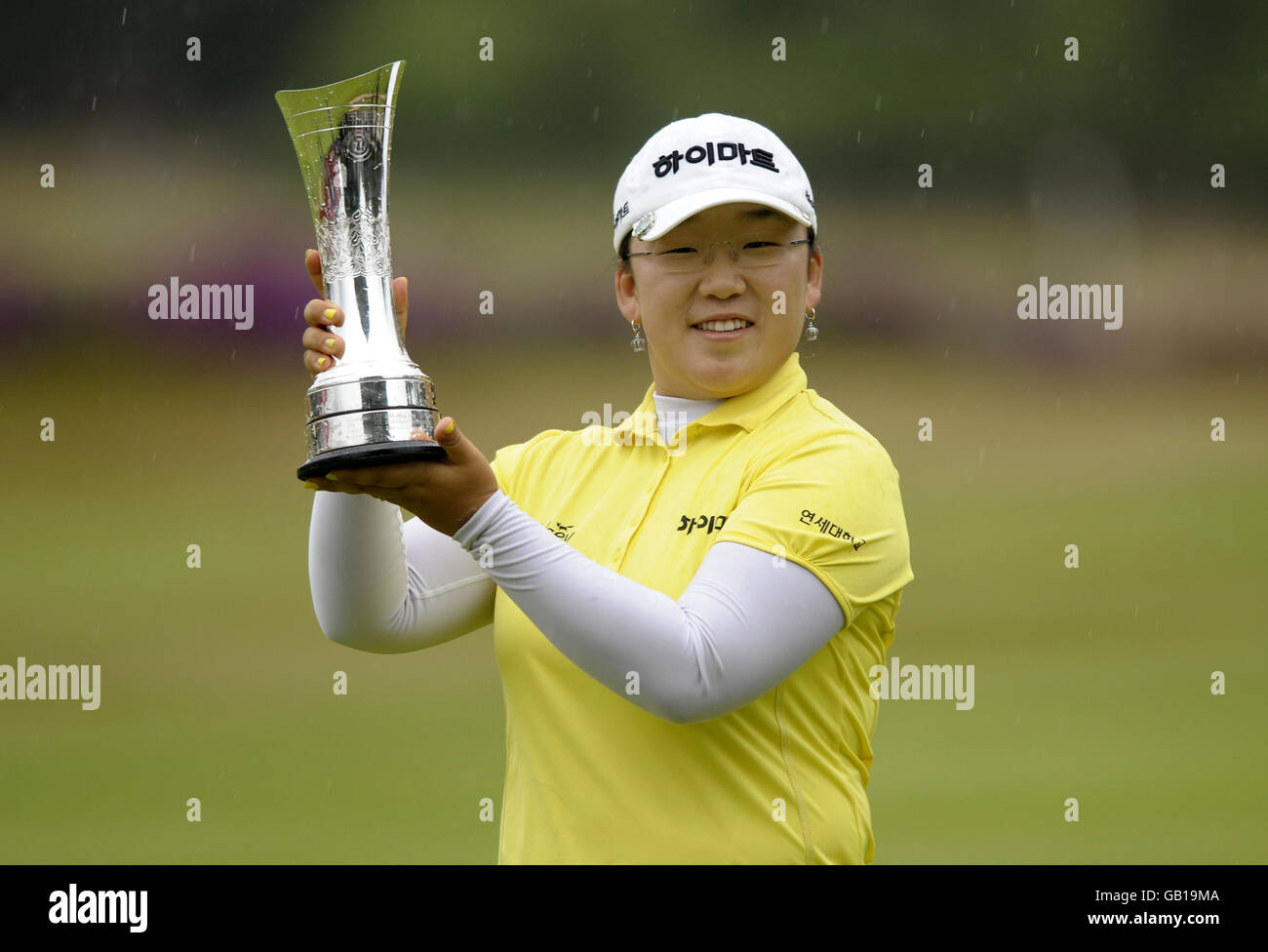 Korea's Ji-Yai Shin avec le trophée après avoir remporté l'Open britannique féminin de Ricoh au Sunningdale Golf Club, Berkshire. Banque D'Images