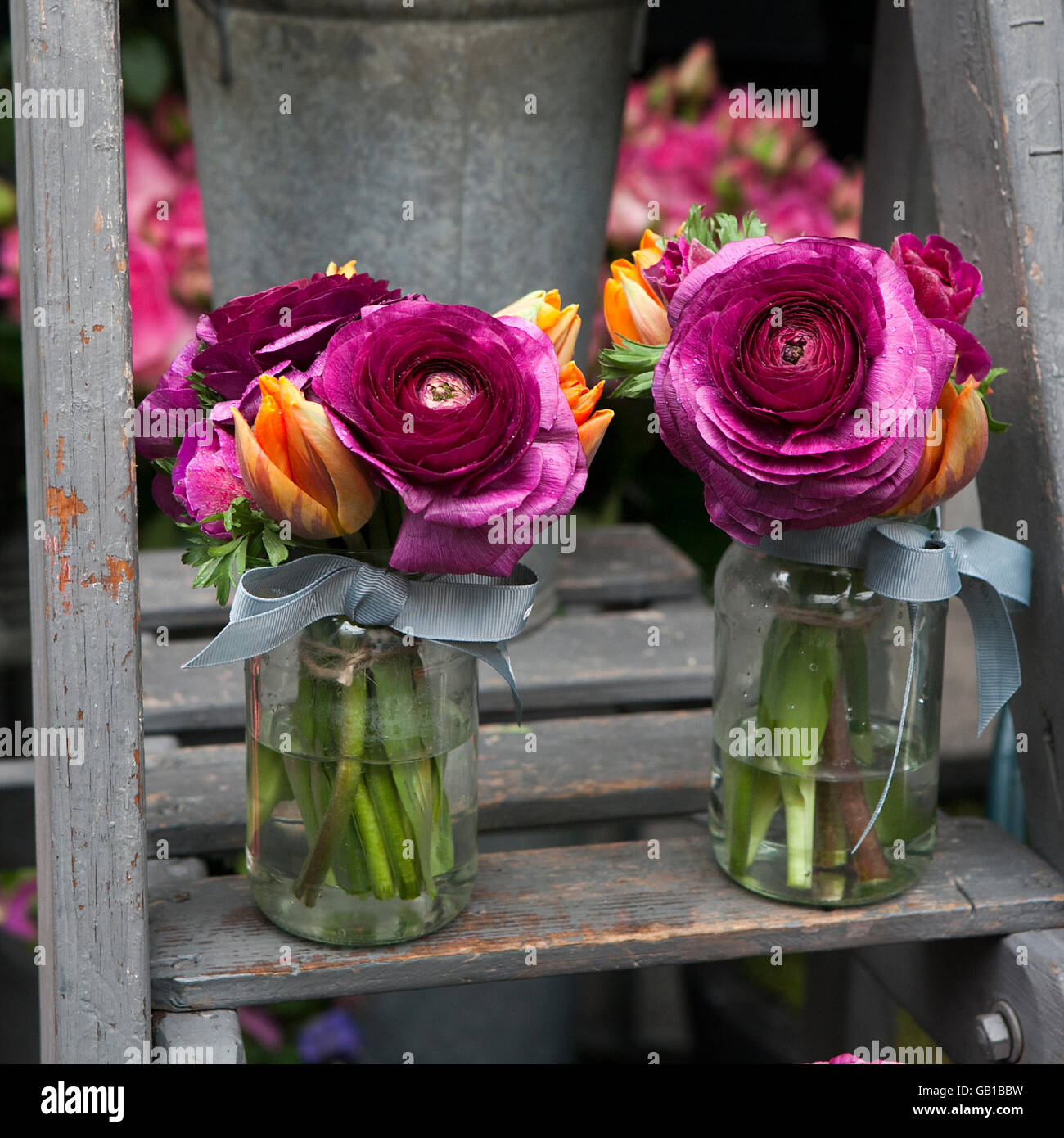 Bouquet de printemps avec pourpre renoncules, tulipes orange et les anémones  dans un bocal de verre dans l'escalier Photo Stock - Alamy
