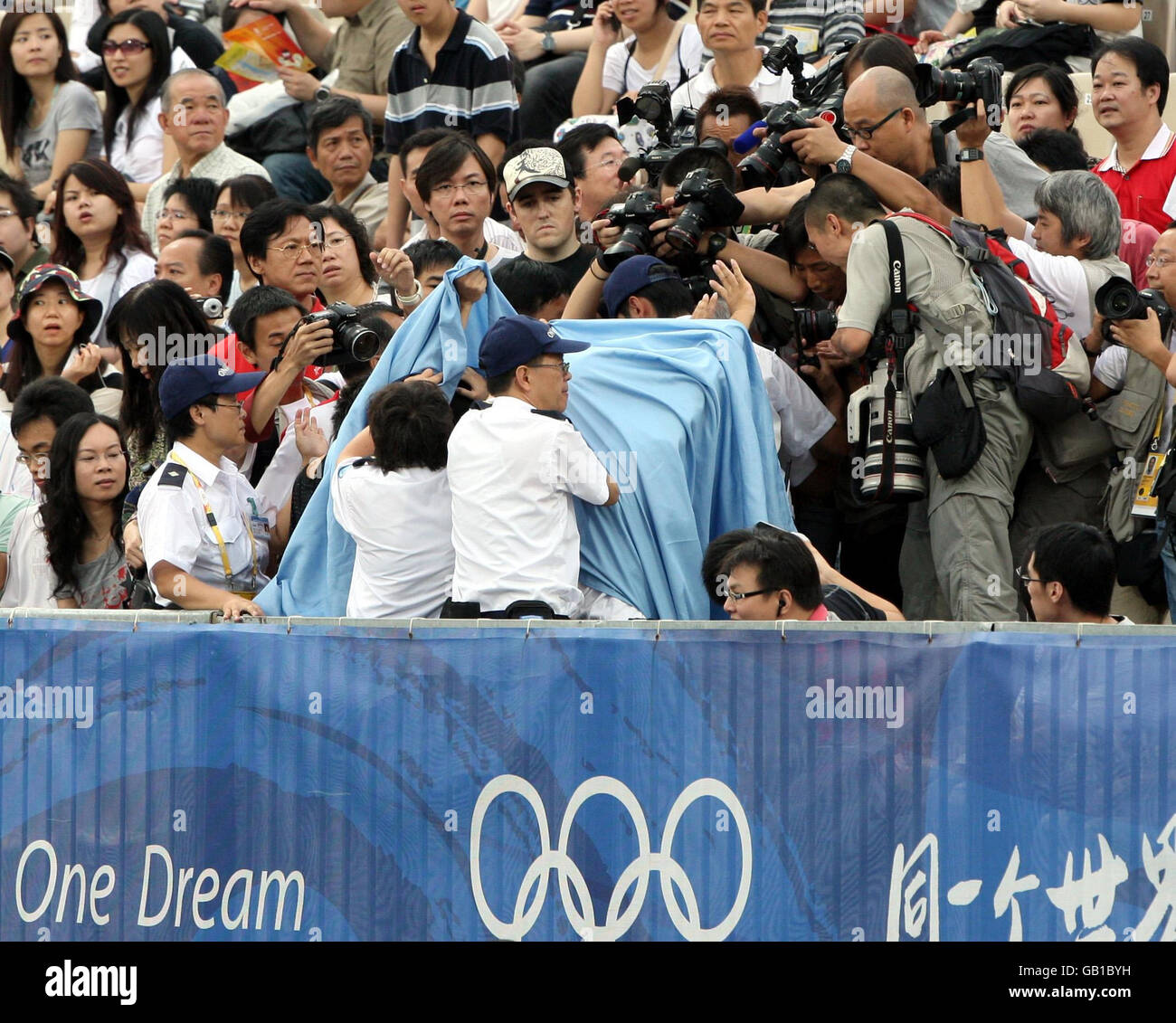 Jeux Olympiques - Jeux Olympiques de Beijing 2008 - première journée.Les photographes tentent de capturer un manifestant lors de la première journée des Jeux Olympiques de Beijing qui ont eu lieu au centre équestre de Shatin, à Hong Kong. Banque D'Images