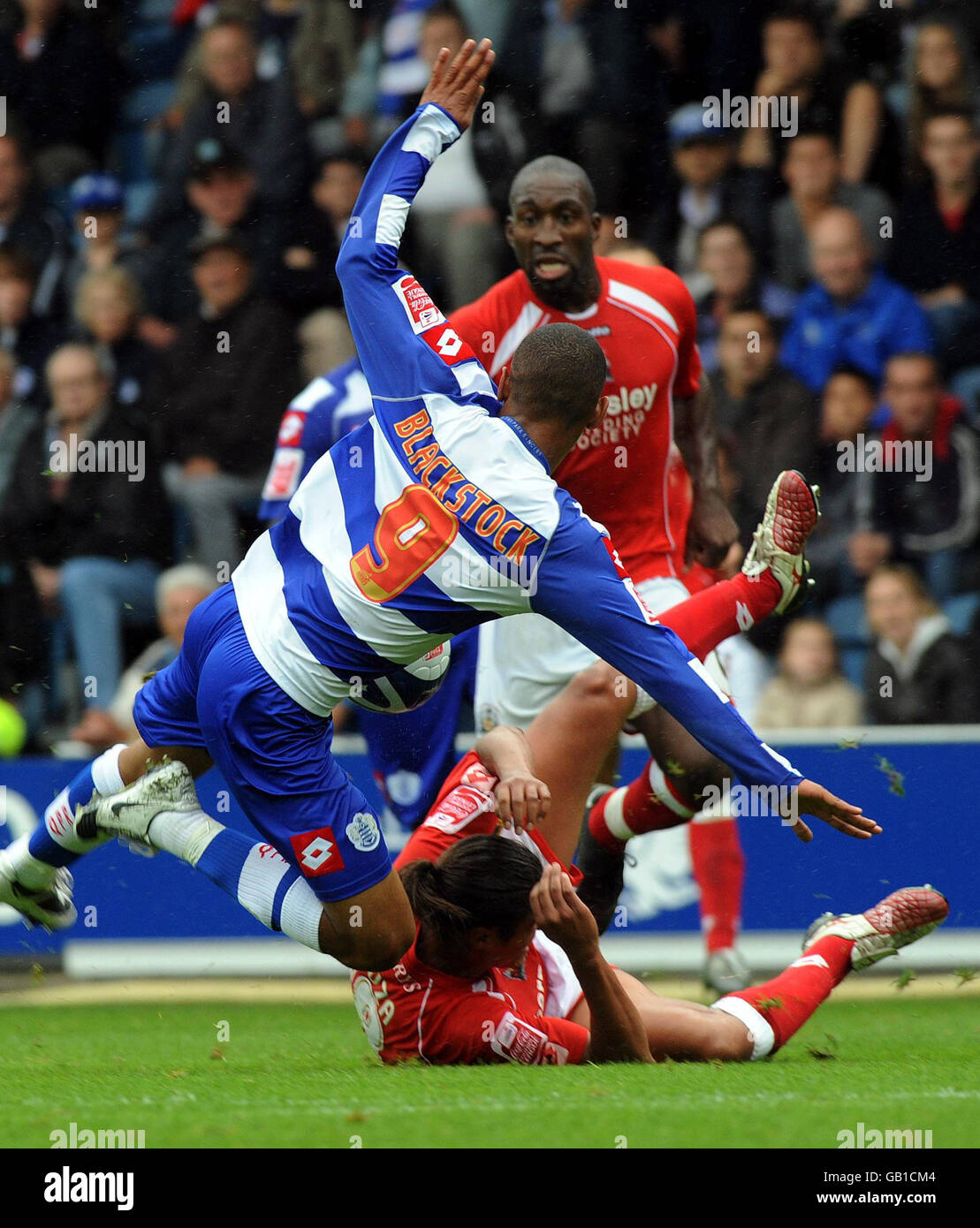 Dexter Blackstock de QPR (à gauche) en action avec Dennis Souza de Barnsley lors du match de championnat de football Coca-Cola à Loftus Road, Londres. Banque D'Images