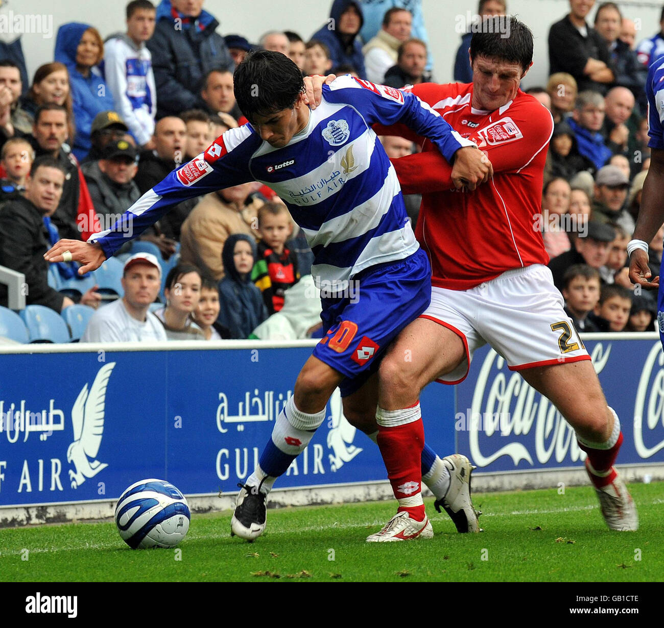 Emmanuel Ledesma (à gauche) des Queen's Park Rangers, en action contre John Macken de Barnsley lors du match de championnat de football Coca-Cola à Loftus Road, Londres. Banque D'Images