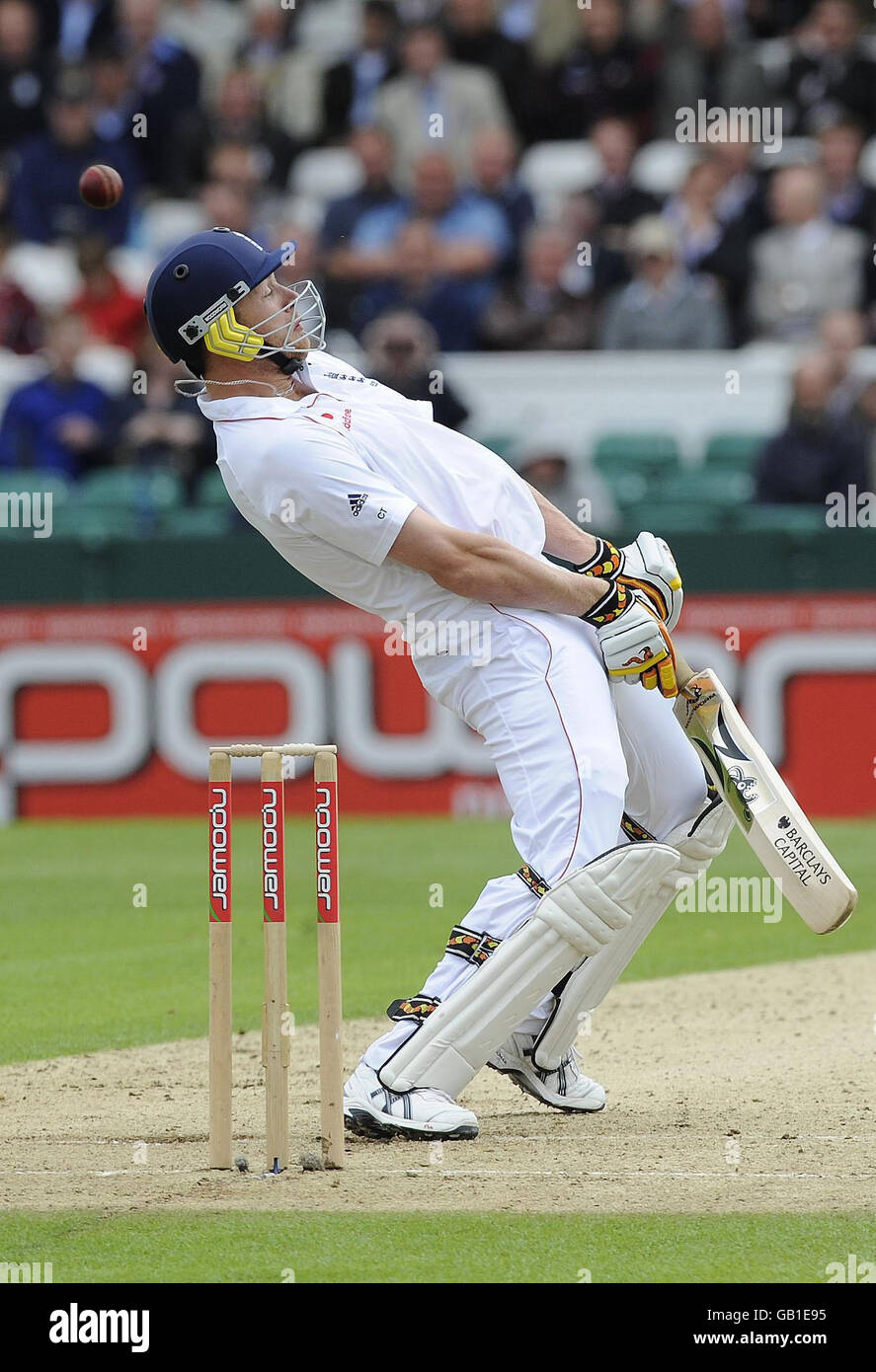 Andrew Flintooff, de l'Angleterre, fait un bouteur lors du deuxième match de npower Test au terrain de cricket de Headingley, à Leeds. Banque D'Images