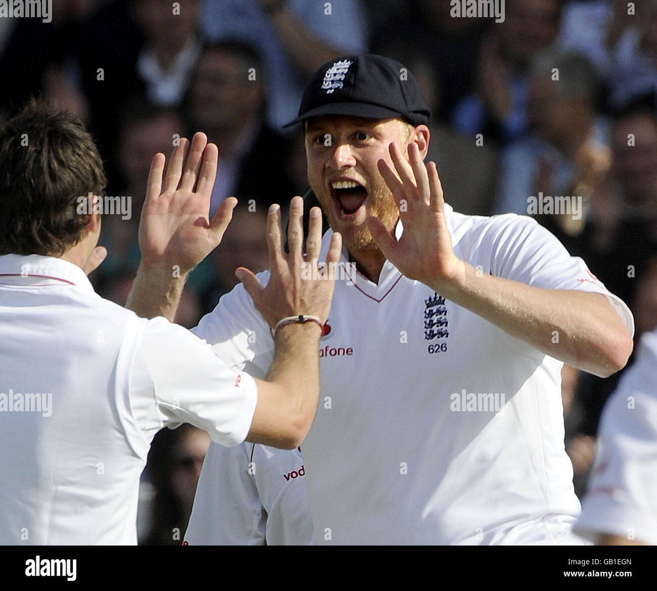 Andrew Flintox, de l'Angleterre, célèbre sa prise de Neil McKenziewith Bowler James Anderson lors du deuxième match du npower Test au terrain de cricket de Headingley, à Leeds. Banque D'Images