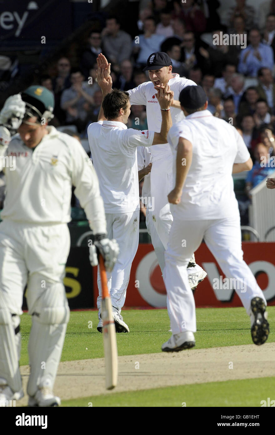 Andrew Flintox, de l'Angleterre, célèbre sa prise de Neil McKenzie avec le lanceur James Anderson lors du deuxième match du npower Test au terrain de cricket de Headingley, à Leeds. Banque D'Images