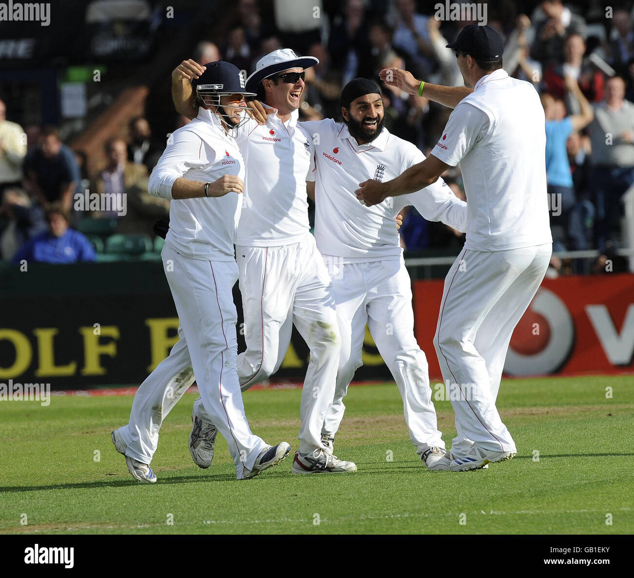Le capitaine d'Angleterre Michael Vaughan célèbre le congédiement de Graeme Smith, d'Afrique du Sud, lors du deuxième match de npower Test au terrain de cricket de Headingley, à Leeds. Banque D'Images