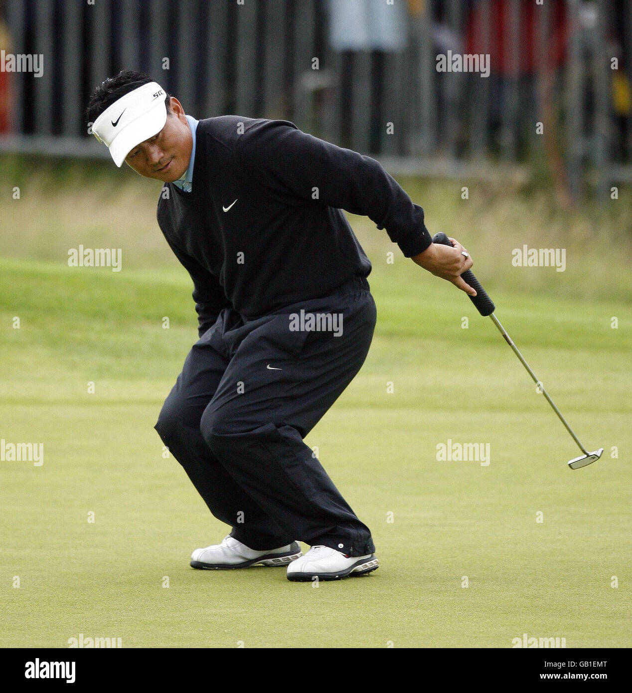 KJ Choi, de Corée, célèbre son birdie au 18e tour du deuxième tour du Championnat d'Open au Royal Birkdale Golf Club, Southport. Banque D'Images