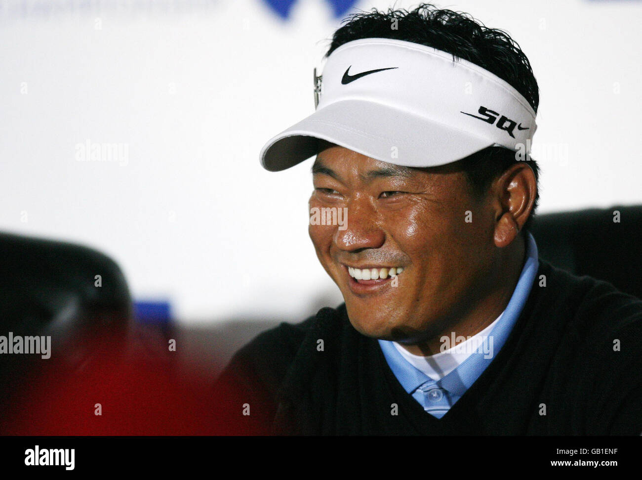 KJ Choi, de Corée, parle à la presse après son deuxième tour du Championnat d'Open au Royal Birkdale Golf Club de Southport. Banque D'Images