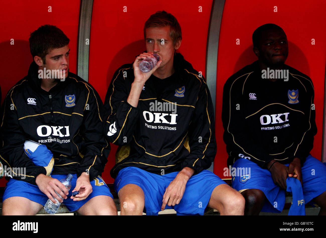 Portsmouth nouvelle signature Peter Crouch prend sa place sur le banc avant la pré-saison amicale au County Ground, Swindon. Banque D'Images