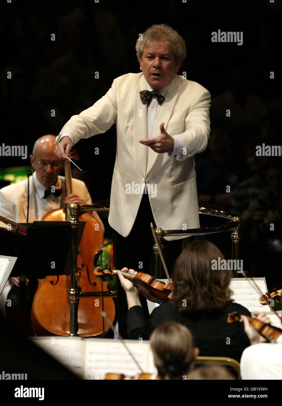 Jiri Belohlavek, chef d'orchestre de l'Orchestre symphonique de la BBC, sur scène pendant la première nuit des Proms au Royal Albert Hall dans le sud-ouest de Londres. Banque D'Images