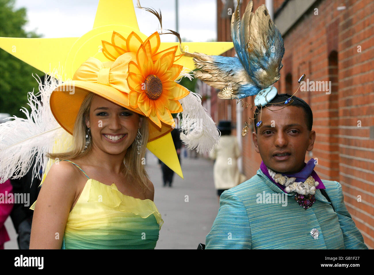 Les amateurs de course posent pour des photos avant d'entrer dans Royal Ascot Journée des dames Banque D'Images