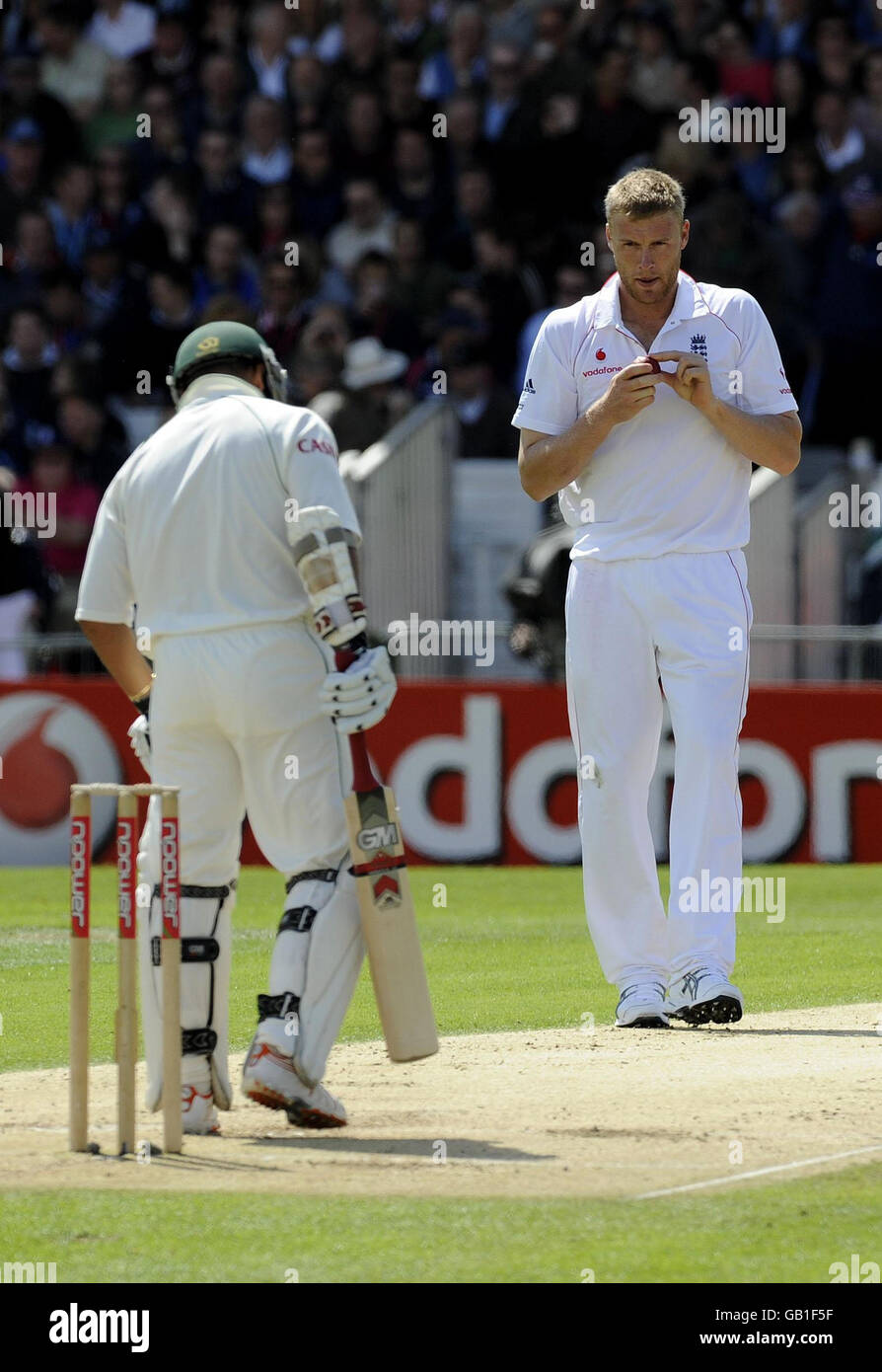 Andrew Flintox, de l'Angleterre, regarde le Prince Ashwell d'Afrique du Sud lors du deuxième match de npower Test au terrain de cricket de Headingley, à Leeds. Banque D'Images