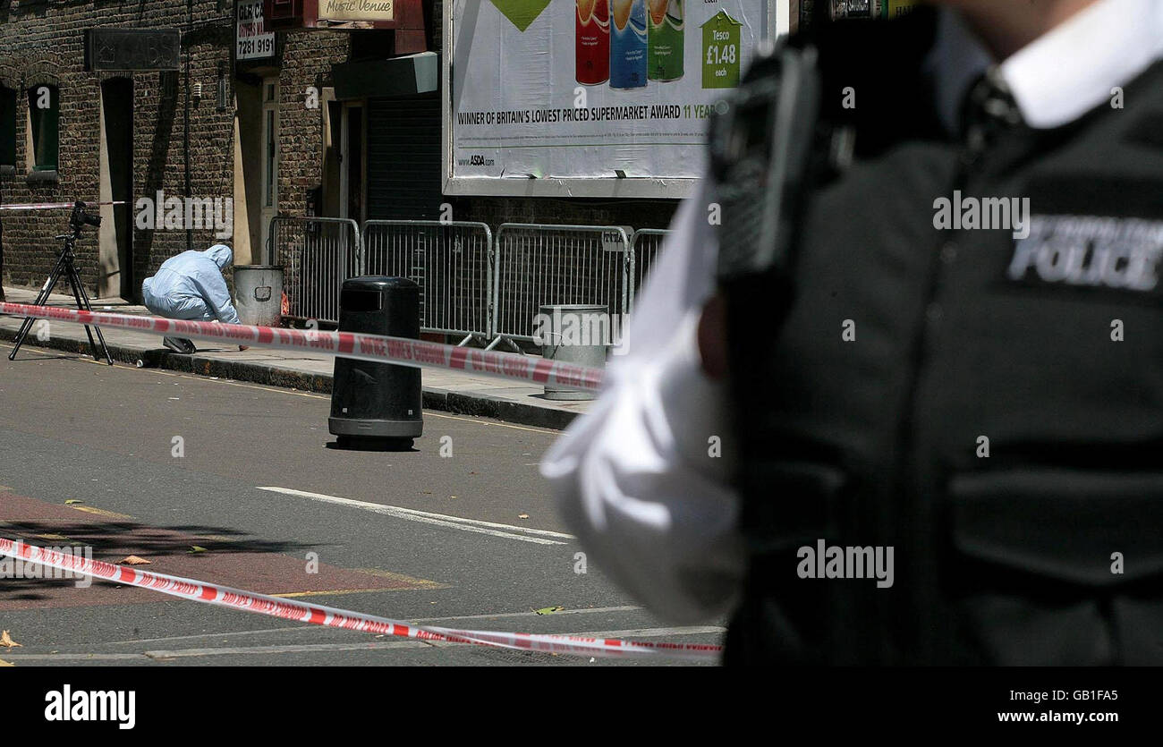 Un policier et un médecin légiste se trouvent sur les lieux de Dartmouth Park Hill, où un homme de 27 ans a été poignardé à coups de poignarder dans les premières heures de ce matin. Banque D'Images