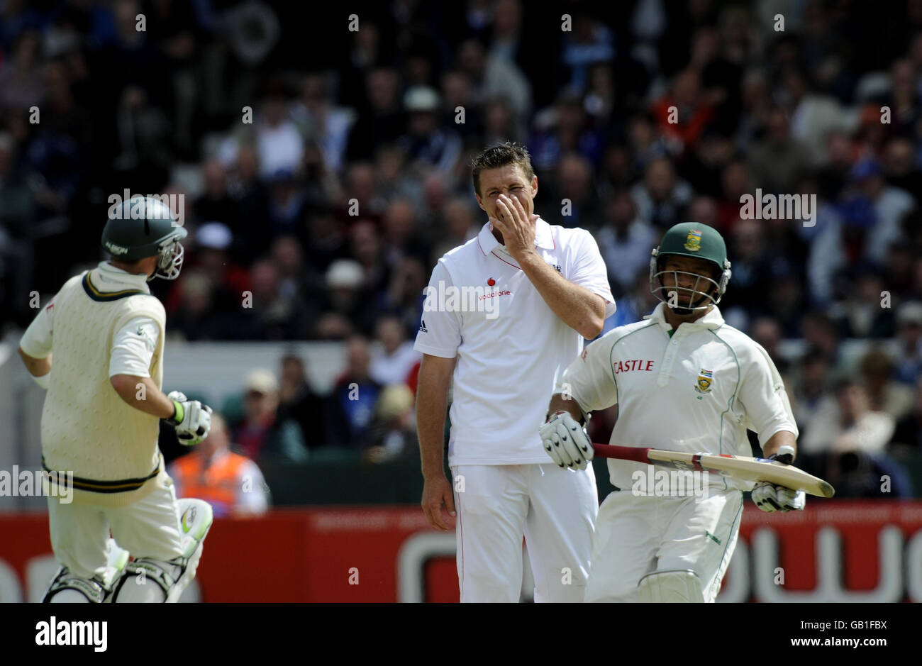 Darren Pattinson, le joueur d'Angleterre, semble frustré, alors que le prince Ashwell et AB de Villiers(left)accumulent les courses pour l'Afrique du Sud lors du deuxième match du npower Test au terrain de cricket de Headingley, à Leeds. Banque D'Images