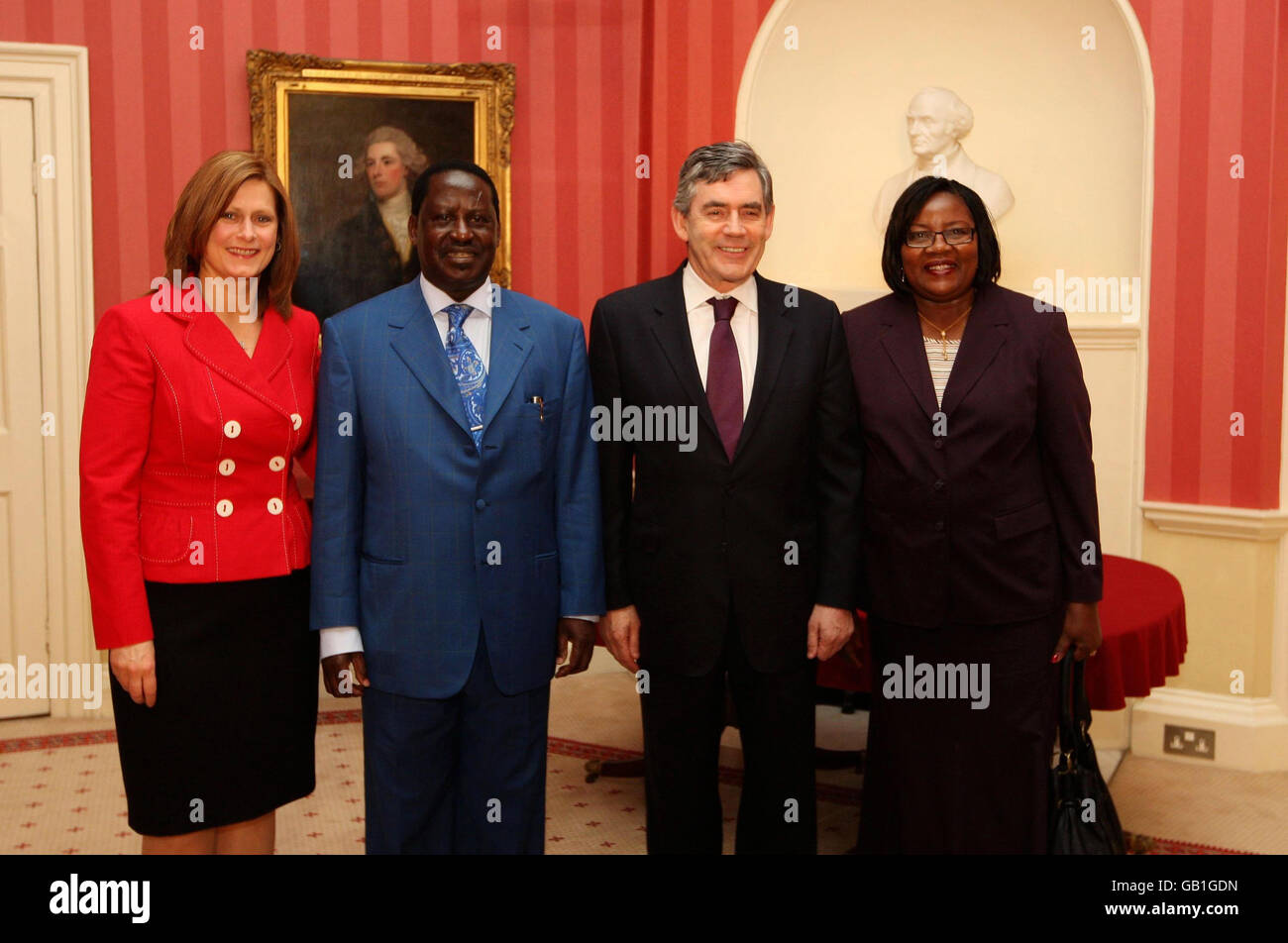 (De gauche à droite) Sarah Brown, Raila Odinga, Premier ministre du Kenya, Premier ministre Gordon Brown et Ida Odinga, au 10 Downing Street, Londres. Banque D'Images