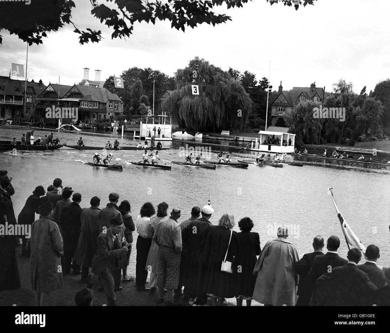 Le début de la course de 10 000 m de Canadian pairs à Henley. Bateaux l-r ; Suède, États-Unis, Tchécoslovaquie, France, Canada et Autriche. Banque D'Images