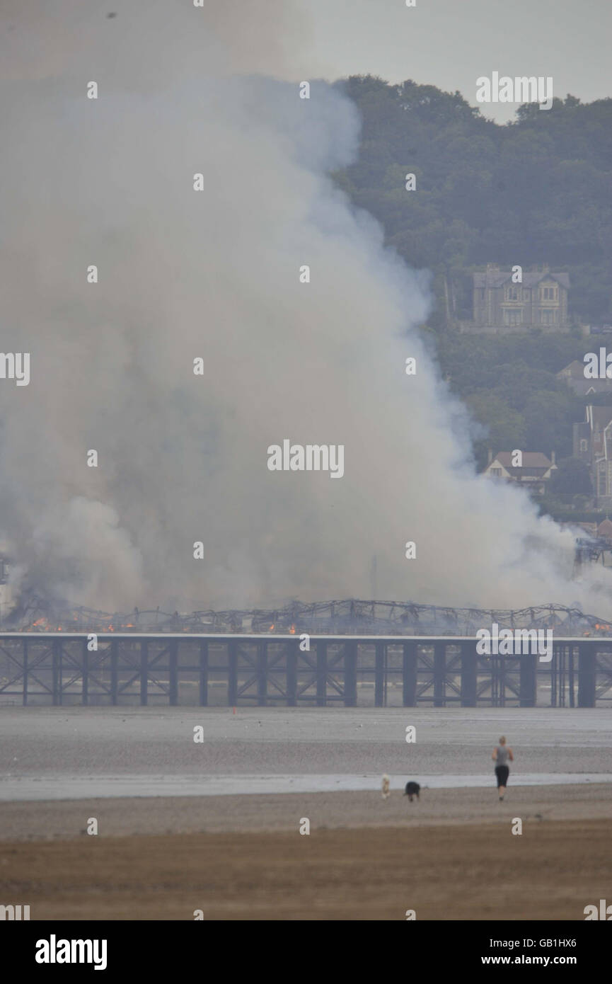 Le Grand Pier à Weston-super-Mare après un incendie important a éclaté. Banque D'Images