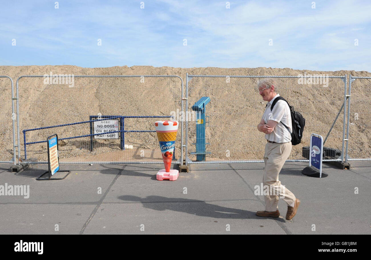 Felixstowe plage aujourd'hui où une pile de sable pour la rénovation de plage a été déposée empêchant les vacanciers d'utiliser ou de voir la plage. Banque D'Images