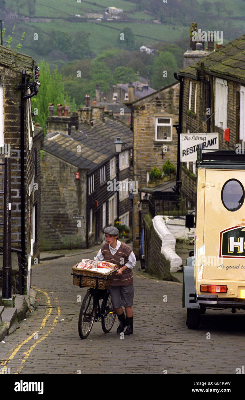 La célèbre colline pavée du village de Bronte Haworth où la publicité télévisée de Hovis a été filmée, La scène a été répétée lorsque Karen Turner, une boulangerie de Bradford, a fait une promenade en vélo sponsorisée à Londres pour recueillir de l'argent pour la RNIB avant d'arriver au Festival of Food and Farming à Hyde Park, Londres. Banque D'Images