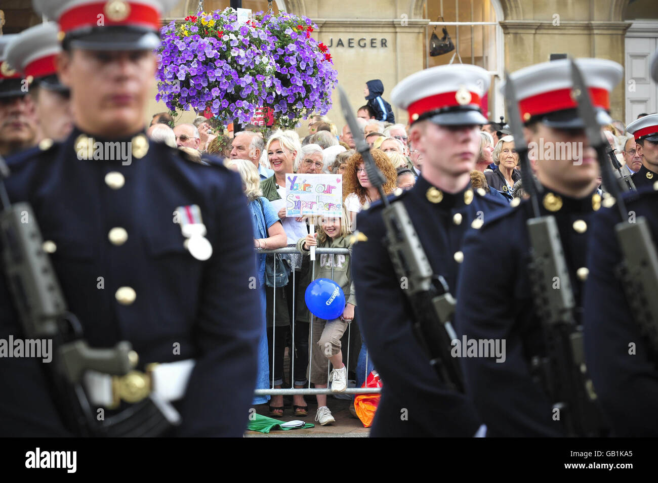 Royal Marine Unit 40 Commando parade dans le centre-ville de Taunton pour célébrer leur retour d'Afghanistan. Banque D'Images