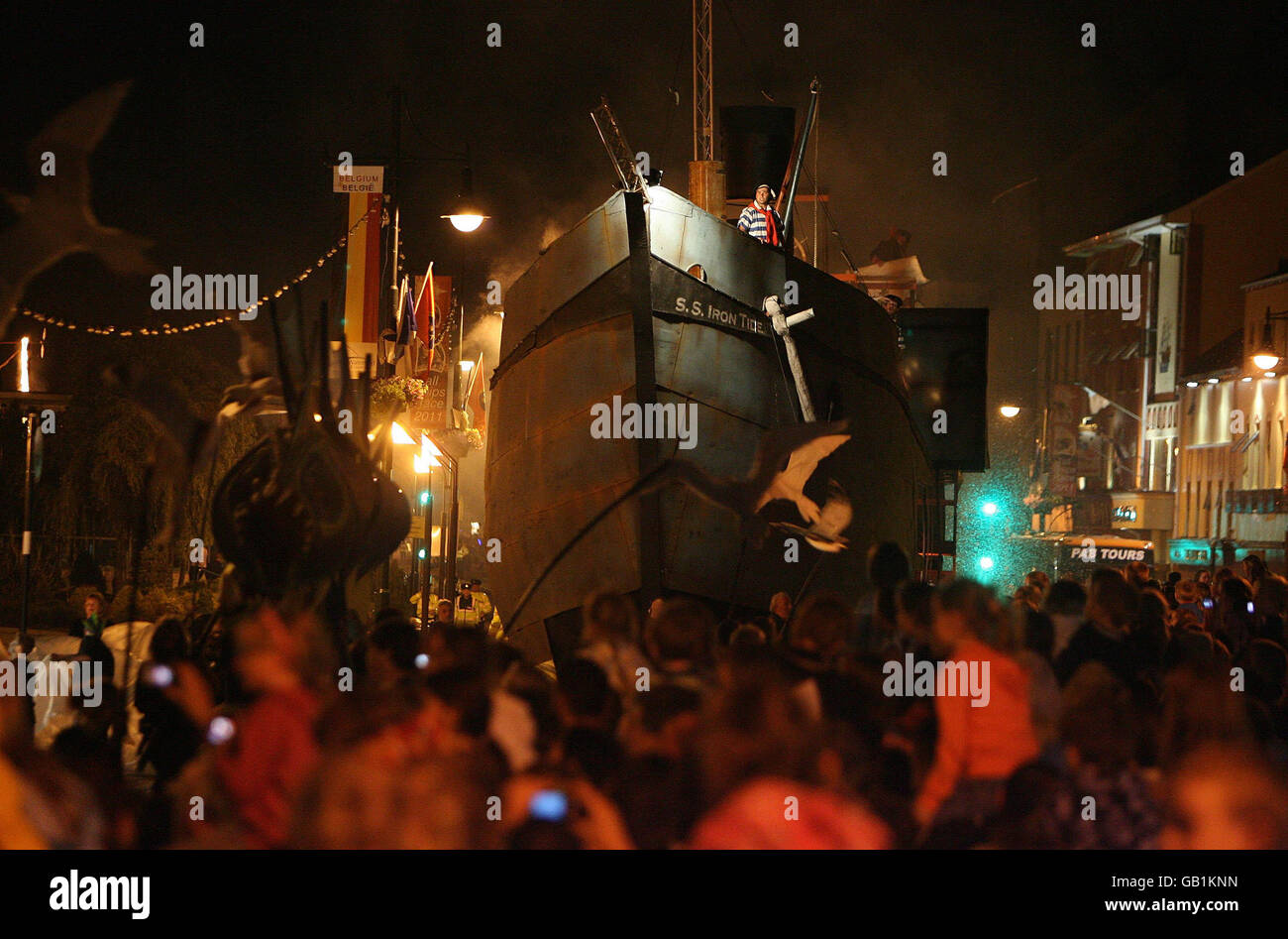 Le grand final du festival Spraoi, en tant que réplique géante de bateau à vapeur « le Tide de fer », navigue sur les quais de Waterford City, en Irlande, qui abrite certains des plus grands bateaux à vapeur du monde. Banque D'Images