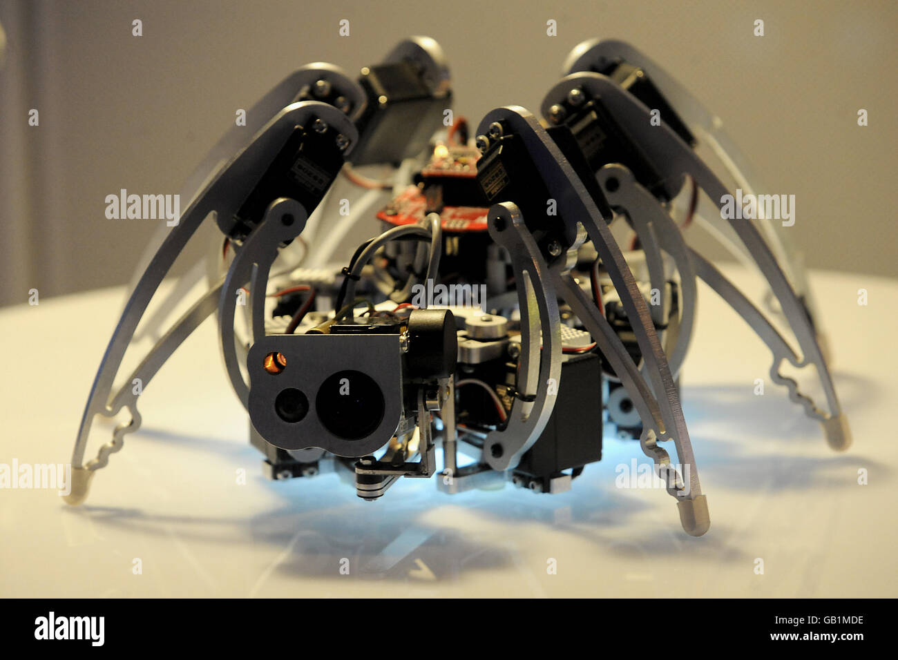 La création du designer Matthew Denton le robot HexaPOD au lancement de l'exposition Emotibots, au Musée des Sciences. Banque D'Images