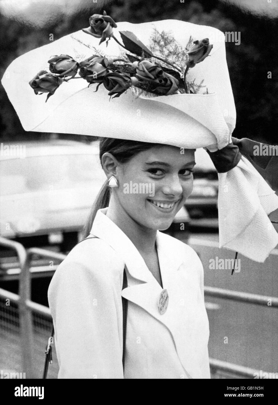 Mode - Chapeaux - Dames Day - Royal Ascot.Julia Sellwood en pleine floraison pour la journée des dames à Royal Ascot. Banque D'Images