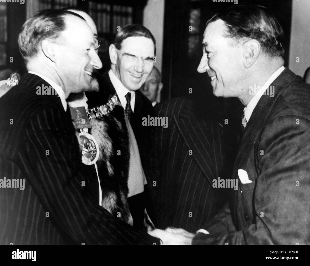Don Bradman, qui devrait être le capitaine de l'équipe australienne, rencontre Walter Hammond lors d'une réception donnée à l'équipe anglaise à son arrivée à Adélaïde. Banque D'Images
