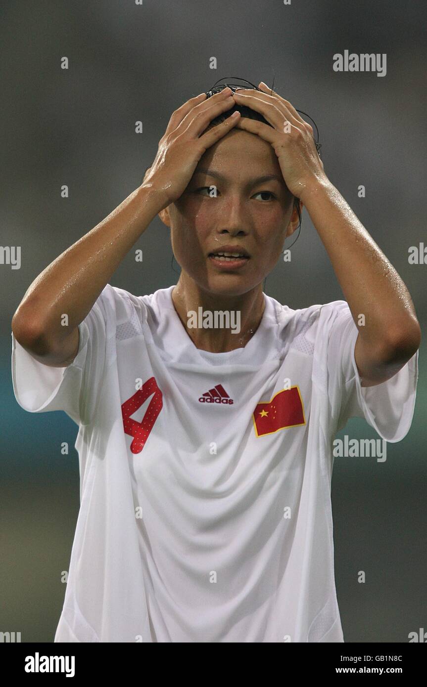 Le Zhang Ying de Chine réagit lors de son match de football olympique contre la Suède au stade du Centre olympique de Tianjin, en Chine. Banque D'Images