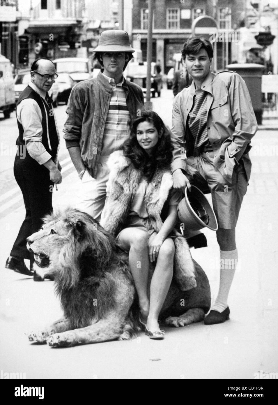1,995 tandis que les acteurs Michael Praed (à gauche) et Robert Reynolds portent une combinaison de vêtements de safari décontractés. Banque D'Images