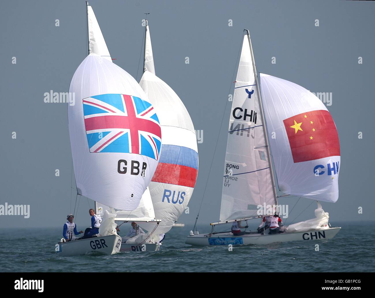 L'équipe de Ynling en Grande-Bretagne, Sarah Ayton, Sarah Webb et Pippa Wilson se disputent à Qingdao pendant les Jeux Olympiques de Beijing en 2008 Banque D'Images