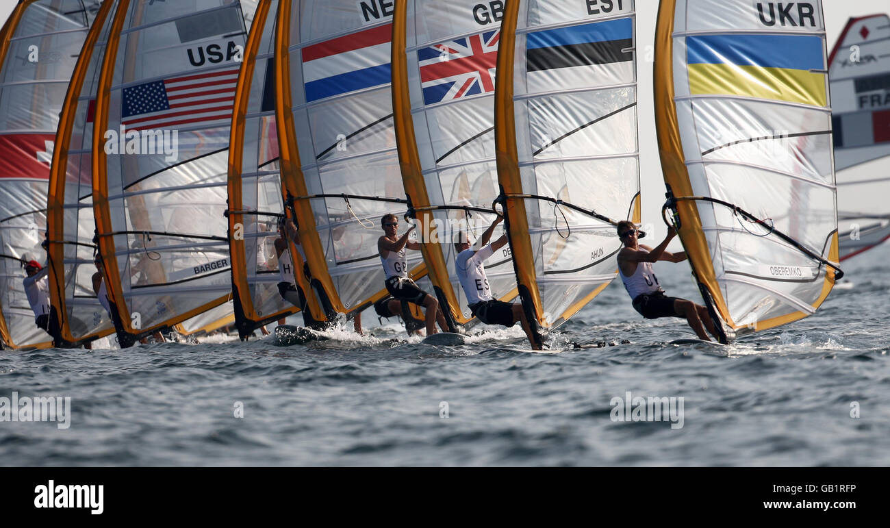 Nick Dempsey, le marin RS:X Men de Grande-Bretagne, commence au milieu de la ligne au centre de voile des Jeux Olympiques de Beijing 2008 à Qingdao, en Chine. Banque D'Images