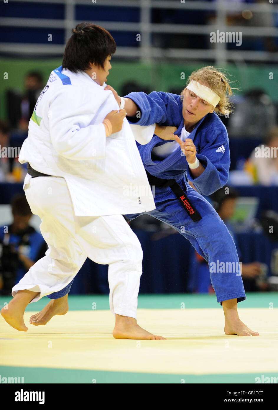 Michelle Rogers de Grande-Bretagne en action contre Jeong Gyeongmi de Corée dans la classe des femmes -78kg au gymnase de l'USTB pendant les Jeux Olympiques de Beijing 2008 à Beijing, Chine. Banque D'Images