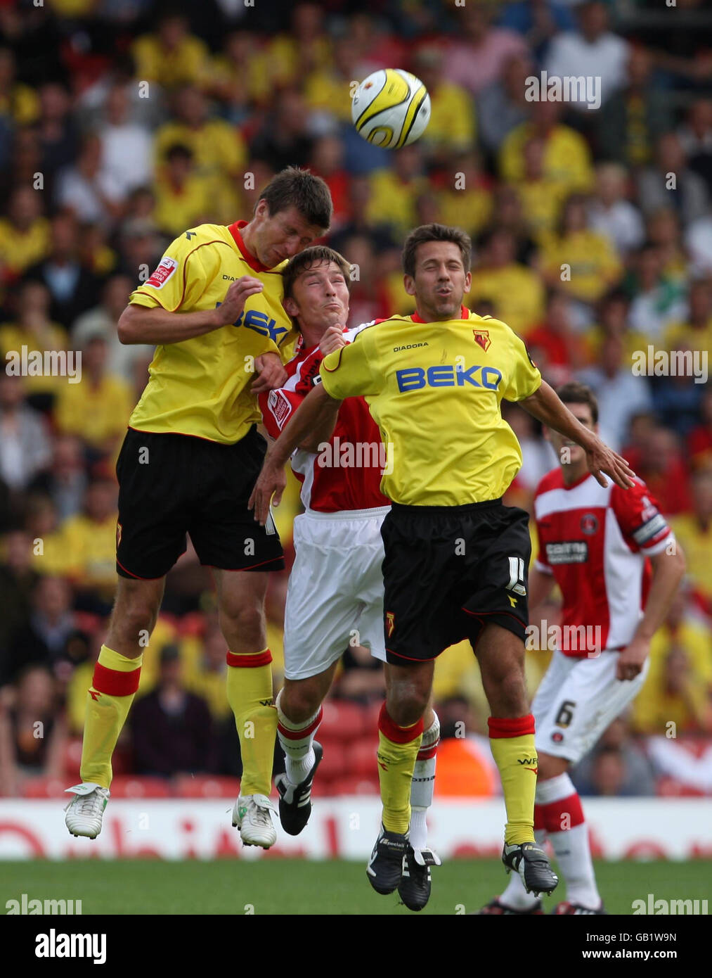 Le match de Watford, Grzegorz Rasiak et Jon Harley, ainsi que Matt Holland de Charlton Athletic, se disputent le ballon lors du match du championnat de football Coca-Cola à Vicarage Road, Watford. Banque D'Images