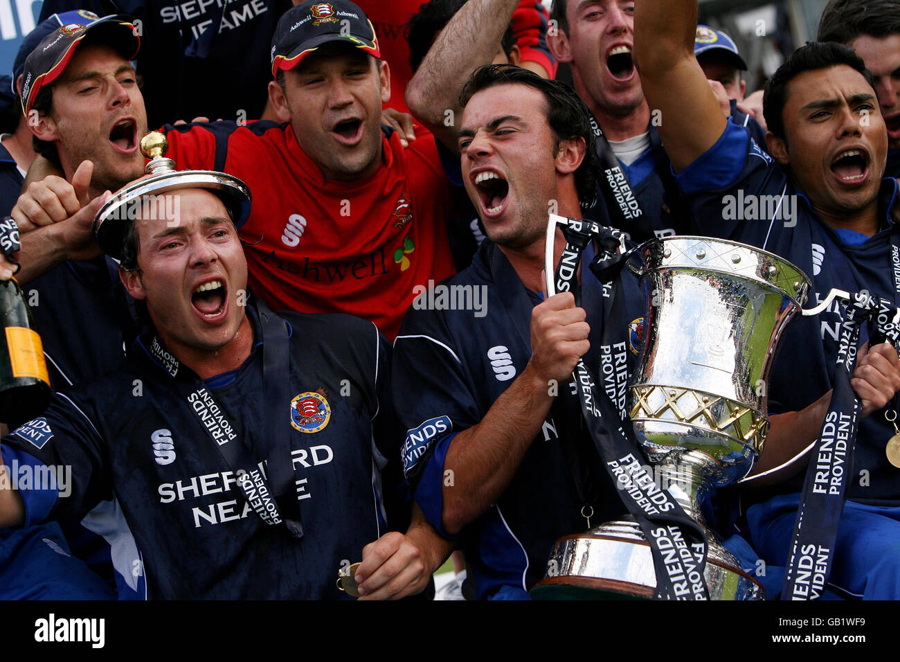 Graham Napier et Mark pettini d'Essex mènent les célébrations après la victoire sur Kent lors de la finale du trophée Provident des amis au terrain de cricket de Lord, à Londres. Banque D'Images