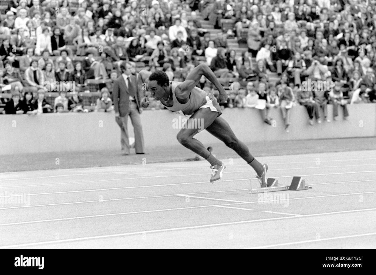 Athlétisme - Crystal Palace.Le John Akii-Bua de l'Ouganda sort des blocs au début des 400m haies des hommes Banque D'Images