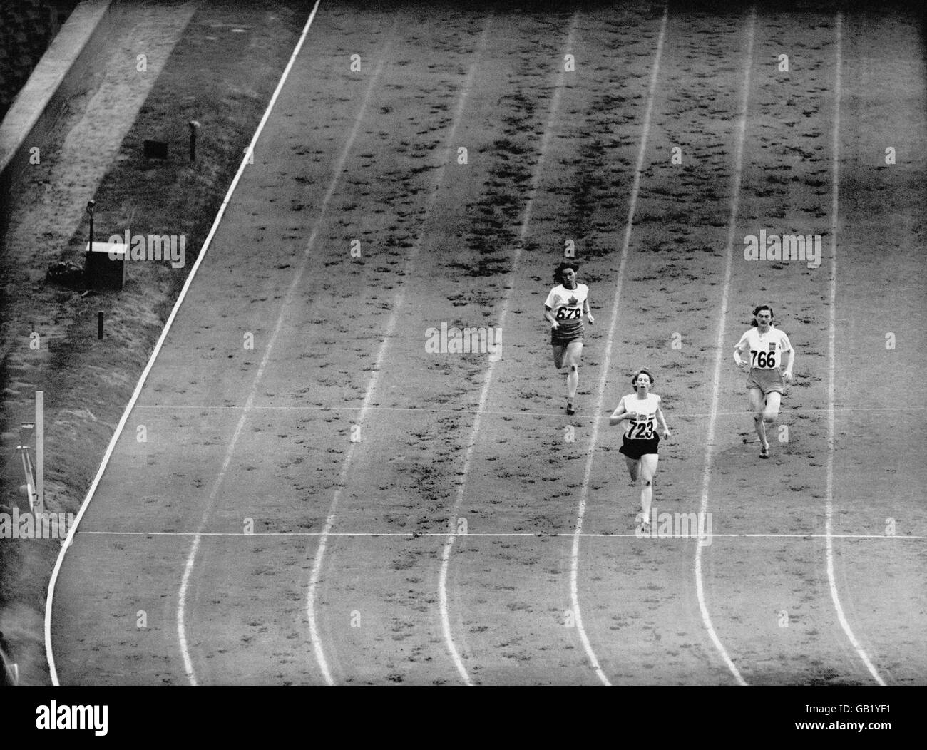 Chauffer 7 de la première ronde de la femme 200m. Gagné par Audrey Williamson de Grande-Bretagne de Neeltje 'Nel' Karelse de Hollande et troisième est Millicent 'Millie' Cheater du Canada. Banque D'Images