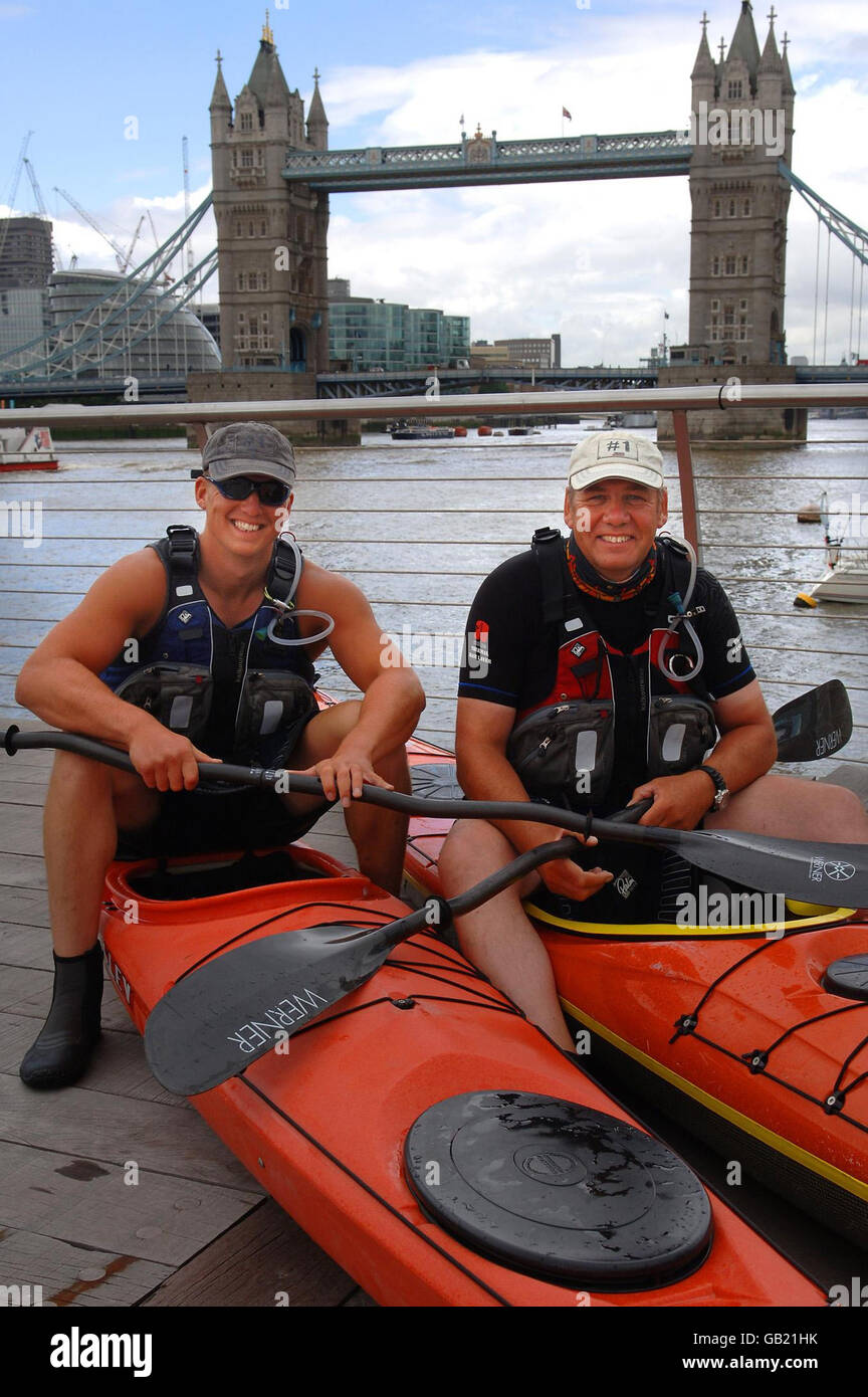 Le commandant d'équipage Ian Pritchard (à gauche) et le pompier Steve Newman devant le Président du HMS, Londres, après avoir fait du canoë de Paris à Londres, ont soulevé 29,000 personnes pour l'unité Burns de l'hôpital pour enfants de Birmingham. Banque D'Images