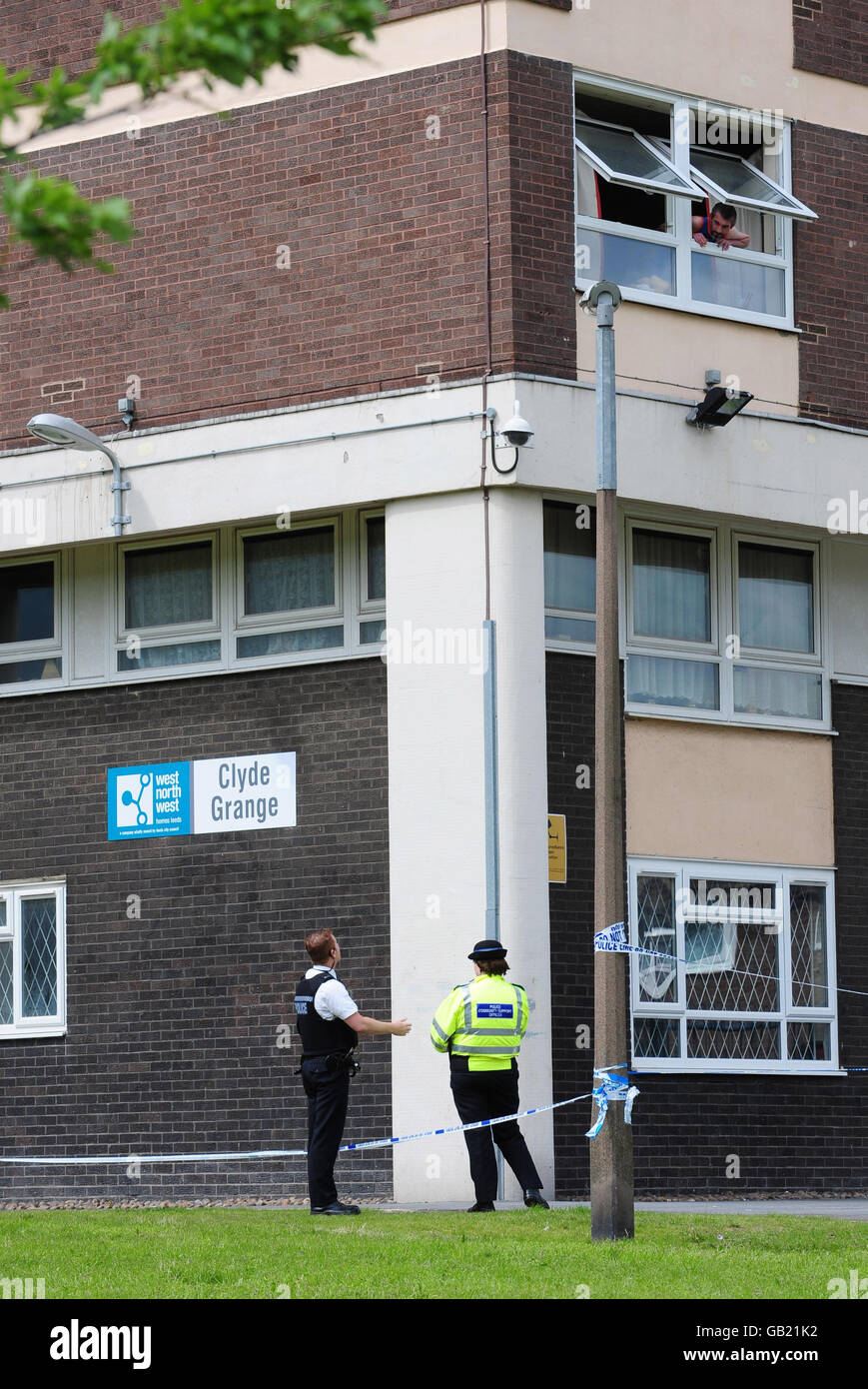 Des policiers à l'extérieur du bloc d'appartements Clyde Grange à Armley, Leeds, où une femme est tombée à sa mort la nuit dernière. Banque D'Images
