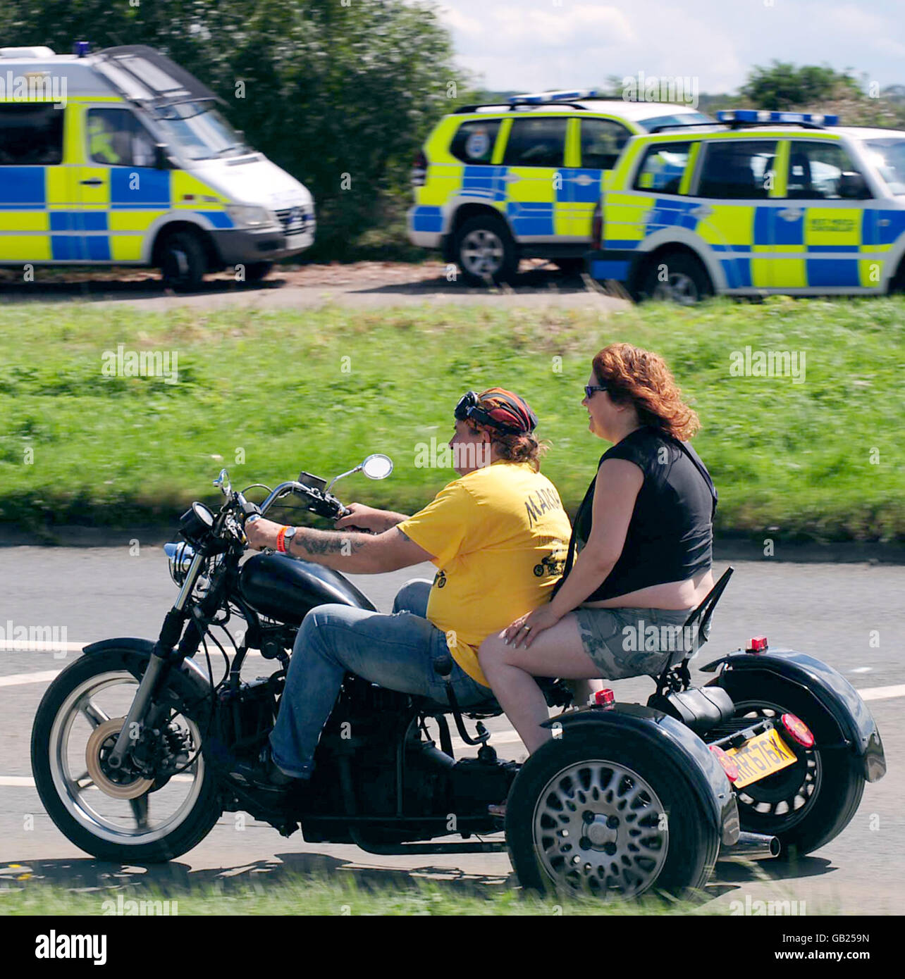 Les motards arrivent pour le festival des motards Bulldog Bash au circuit de course d'Avon Park, long Marston, Warwickshire. Il y a une forte présence de la police à l'événement après la mort de l'Ange de l'Enfer Gerry Tobin l'année dernière. Banque D'Images